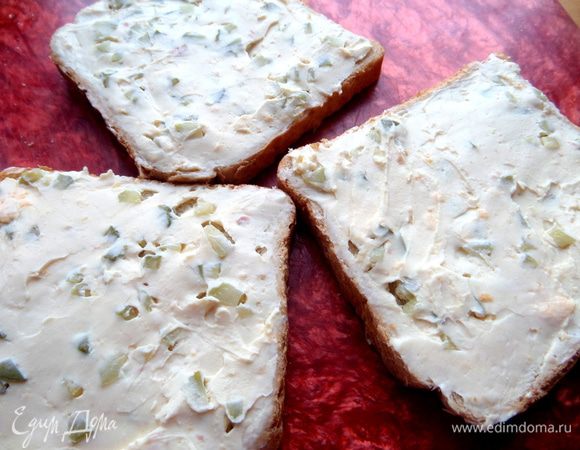 Намазываем любой понравившийся хлебушек сырной массой.