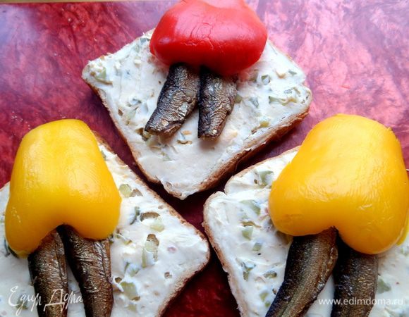 Рыбку кладём по паре на хлебушек и прикрываем цветной юбочкой из ярких перцев.