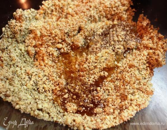 Желатин замачиваем в воде и оставляем до набухания. 
Для основы измельчаем грецкие орехи и добавляем к ним 2 полные жидкого, либо предварительно растопленного на водяной бане меда. 
Должна получится масса, которая в руке будет формоваться в комок. 
