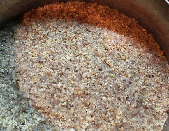 Выкладываем массу в разъемную форму и плотно утрамбовываем. Отправляем в холодильник. У меня форма 21 см. в диаметре. Хочу отметить, что в ней чизкейк получается тонким, если хотите повыше, то берите меньшую форму, либо увеличивайте количество ингредиентов.