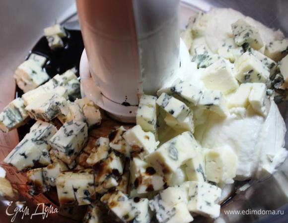 При помощи кухонной техники с насадками-ножами тщательно взбиваем нежирный мягкий творог, сыр с плесенью и бальзамический уксус. 
На данном этапе пробуем массу на вкус. И здесь уже можно добавить еще сыра, либо мед, сделав чизкейк десертом. 
Не прекращая взбивать, тонкой струйкой вводим в массу желатин. 