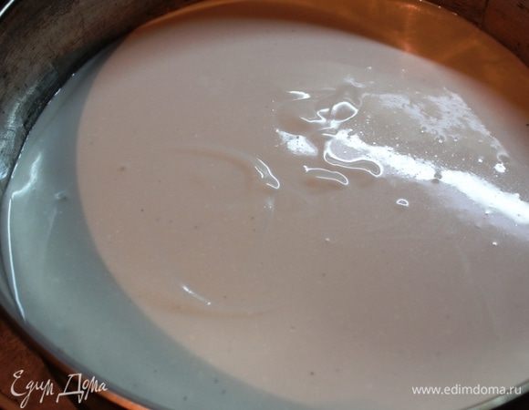 Готовую начинку выливаем на основу и отправляем в холодильник для застывания.