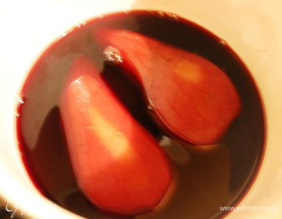 Готовим грушу.
Для этого заливаем сахар вином в кастрюльке и ставим на огонь до кипения и растворения сахара. 
В это время грушу (крупную твердых сортов) очищаем от кожуры и сердцевинки и разрезаем пополам.
Кладем в закипевшее вино и варим минут 20, каждые 5 минут переворачивая половинки другой стороной. 
Снимаем с огня и оставляем грушу в сиропе до использования, иногда переворачивая, чтобы она равномерно окрашивалась.