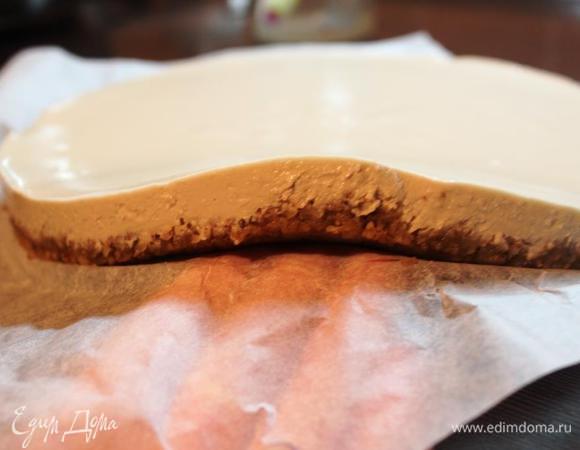 После схватывания сырного слоя (мне понадобилось часа 4, можно оставить на ночь) снимаем бортики формы, пройдясь тонким ножом по диаметру.
Чизкейк хорошо держит форму, поэтому аккуратно при помощи еще одной пары рук переносим его на сервировочное блюдо. А можно оставить как есть, лишь украсив.