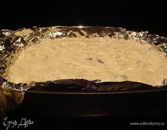 Форму (18х23) (я застелила фольгой) промазать маслом и посыпать манкой, вылить тесто.
Духовку предварительно разогреть.