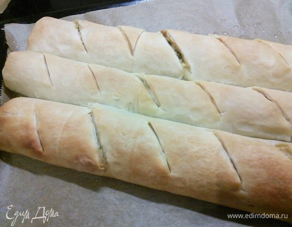 Выпекать рулеты в разогретой до 180 °духовке около 40 мин до золотистой корочки.  