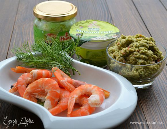 Помидоры порезать на кольца толщиной примерно 6 мм. Подготовить васаби и , по желанию, гуакамоле.  Мне хотелось ощутить в закуске остринку, поэтому приправа васаби пришлась очень кстати.