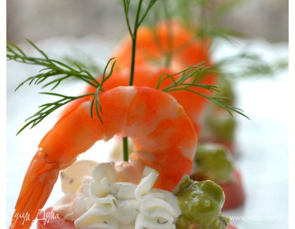 Из кондитерского шприца с фигурной насадкой на дольку помидора нанести мягкий сыр с укропом, сбоку чайной ложечкой выложить васаби и гуакамоле. Сверху поставить креветку и веточку укропа.
Приятного аппетита!