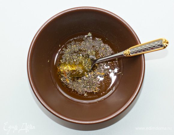 Классическая заправка: оливковое масло, бальзамический уксус,  соль, приправы.