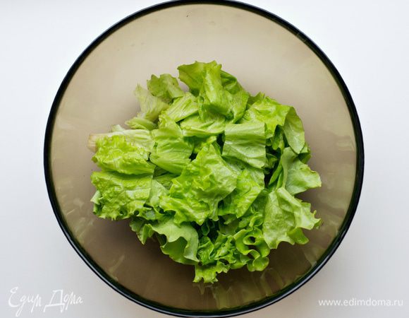 Листья салата измельчить на крупные фрагменты. Положить в глубокую емкость.