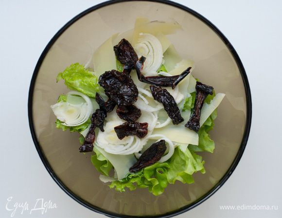 Добавить вяленые помидоры, тертый имбирь, кинзу, петрушку.