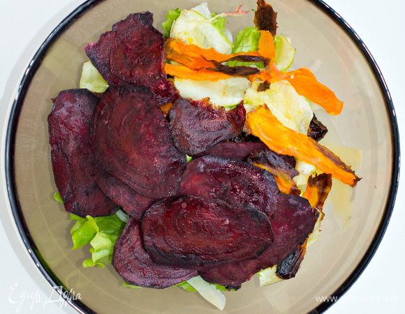 Добавить овощные чипсы.