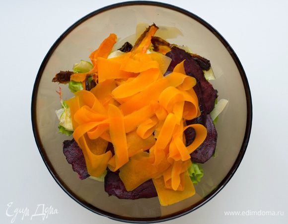 Овощечисткой настрогать сладкую тыкву.