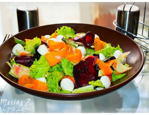 Добавить моцареллу. Полить заправкой, аккуратно размешать. Посыпать кедровыми орешками.
Приятного аппетита!