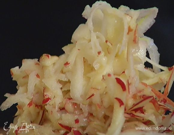 Одно яблоко, не очищая, натереть на крупной терке.