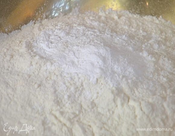 Муку перемешать с 70 г сахара, разрыхлителем и солью.