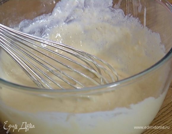 Добавить яйца, затем, продолжая перемешивать, порциями влить простоквашу.