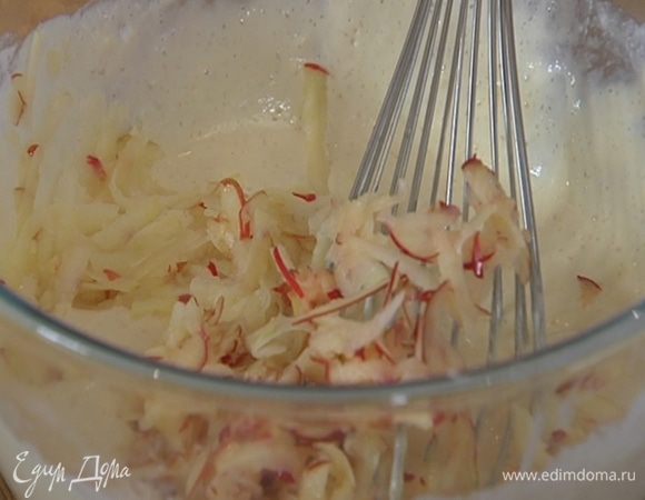 Натертое яблоко добавить в тесто, перемешать.