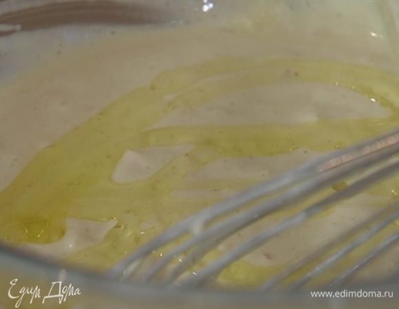 Влить 2 ст. ложки оливкового масла, все перемешать и дать тесту отдохнуть.