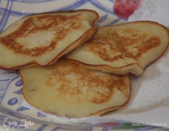 Разогреть в сковороде сливочное и оставшееся оливковое масло, пожарить оладьи и выложить бумажное полотенце, чтобы удалить излишки жира.<br />