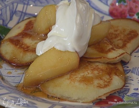 Подавать со сметаной и карамелизированными яблоками.