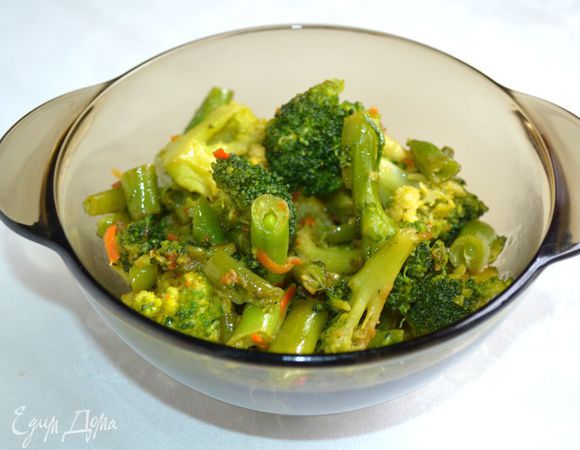 Приготовить начинку. Брокколи и стручковую фасоль разморозить на сковороде, добавить немного моркови и слегка обжарить с солью и приправой для овощных салатов.