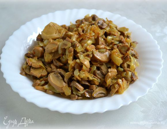 Грибы слегка обжарить с луком.