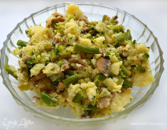 Смешать овощи с картофельным пюре и грибами. Хорошо перемешать.
