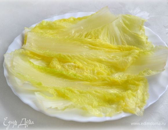 Листья пекинской капусты отделить (лучше брать небольшого размера, а крупные пустить в салат, чтобы голубцы были маленькие - "на один зубок") и отварить в кипящей подсоленной воде пару минут.