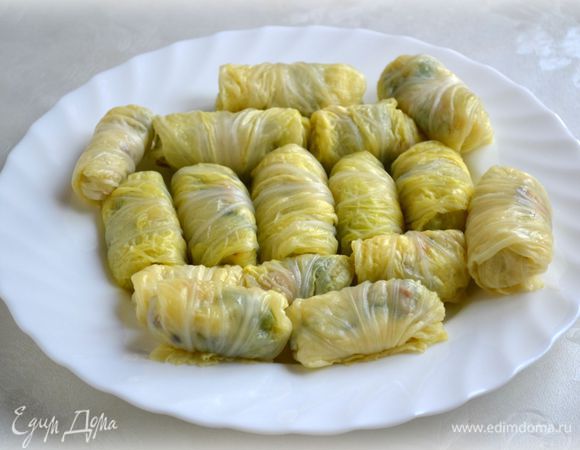 Завернуть в листы пекинской капусты начинку.