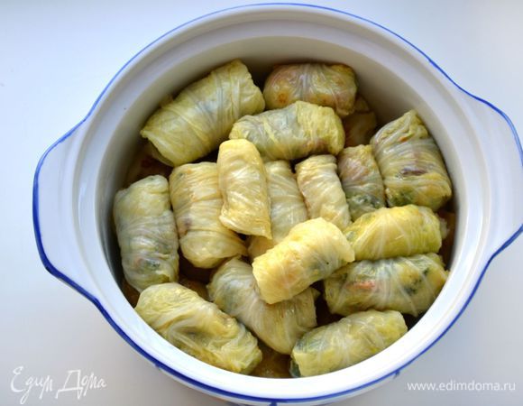 Выложить голубцы в емкость для запекания.