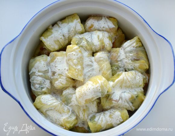 Полить сверху голубцы сметаной.