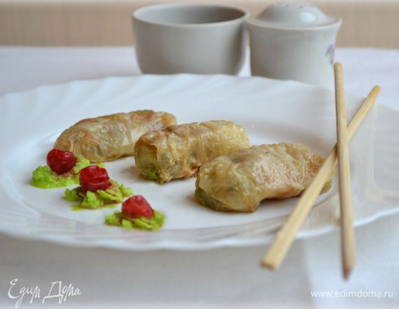 Запекать при 200 градусах примерно 15-20 минут. Можно не запекать голубцы, а слегка обжарить на сковороде, до румяной корочки и подать сразу к столу.
Я подаю эти голубцы с соевым соусом и васаби. Приятного аппетита!