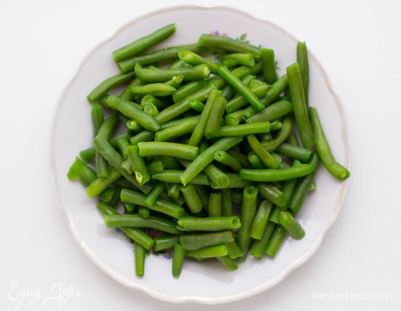 Стручковую фасоль отварить на пару (можно в подсоленной воде в течение 3 мин.).