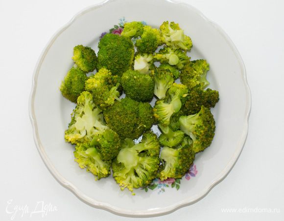 Брокколи отварить на пару (можно в подсоленной воде в течение 3-5 мин.).