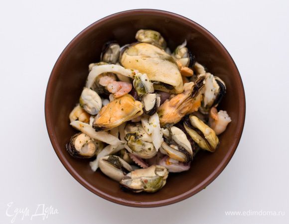 Морской коктейль разморозить, обдать кипятком или проварить в течение минуты в подсоленной воде.