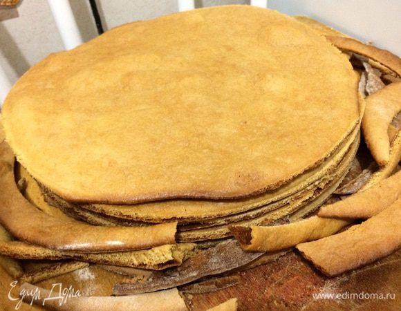 Выпекать каждый корж при температуре 200°C примерно 5 минут. Пока коржи горячие, вырезать круги, а обрезки пригодятся для обсыпки.