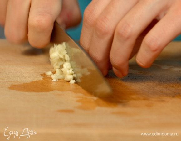 Чеснок и зелень мелко порубить.