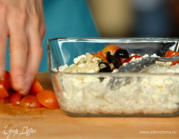 Смешать все составляющие с творогом, посолить.