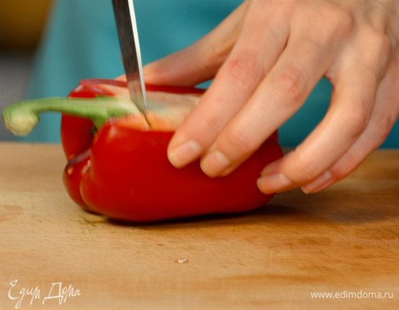 Почистить перец, разрезать его на две половинки