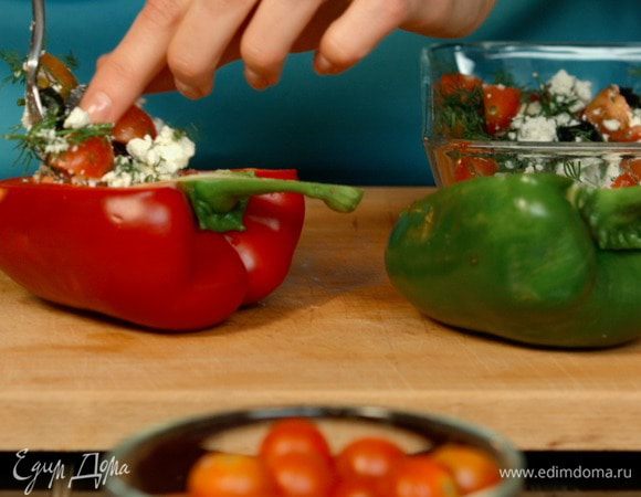 Заполнить половинки перцев получившейся массой, сверху присыпать сыром с плесенью.