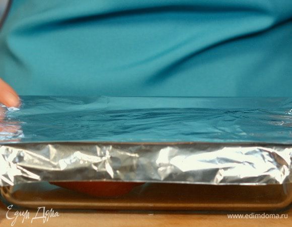 Перцы уложить в форму для запекания, сбрызнуть оливковым маслом, первые 20 минут запекать под фольгой при температуре 220 С. Потом фольгу снять и запекать ещё 10 минут до полной готовности.