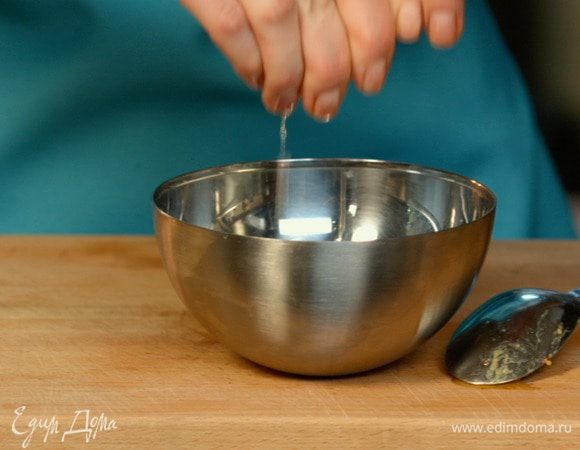 В  миске смешать масло, горчицу, соль и перец. 

