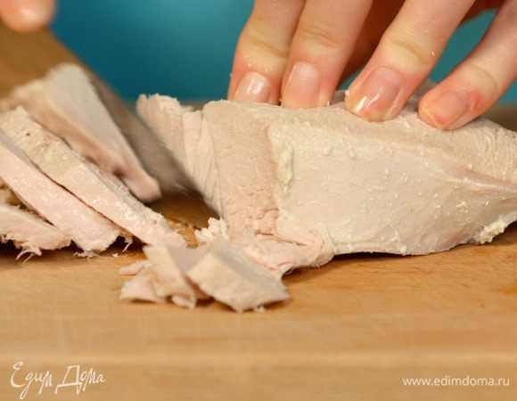 Филе индейки вымыть, отварить до готовности в подсоленной воде и остудить. Нарезать на небольшие кусочки.