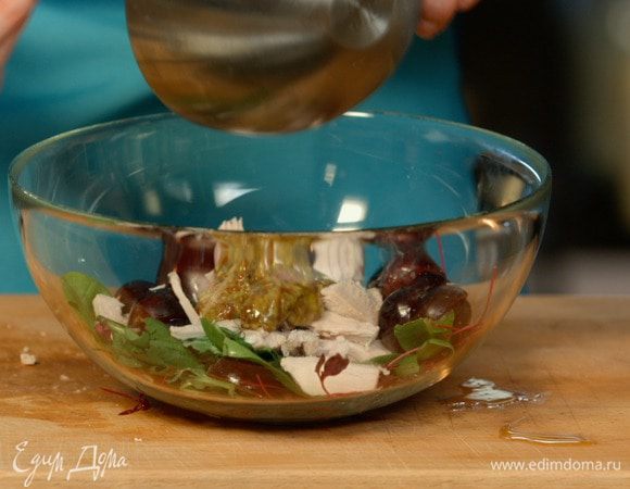 Индейку и виноград смешать в красивом салатнике. Полить салат соусом, украсить листиками базилика и посыпать орехами.