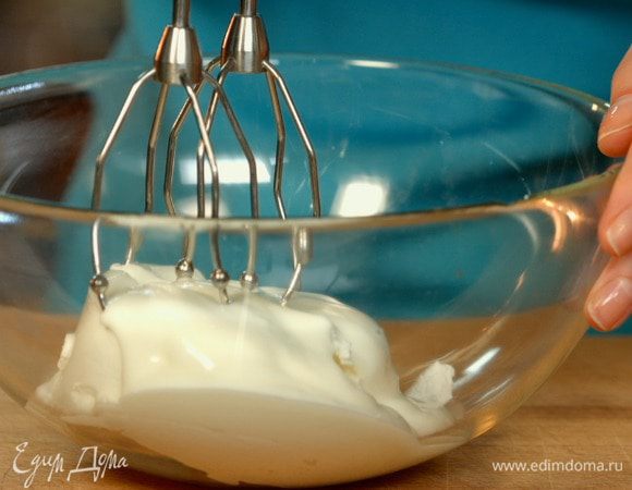 Готовим сливочный соус. С помощью миксера смешиваем йогурт, сыр маскарпоне и белый сахар.  


