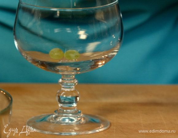 Виноград моем и отделяем от веточек. Выкладываем на дно десертного бокала.