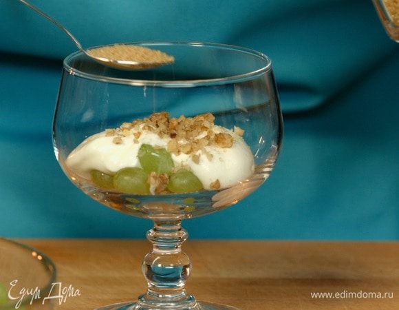 Слоями выкладываем соус, орехи и коричневый сахар. Повторяем слои дважды.