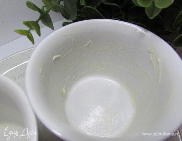 Керамические формочки смазать сливочным маслом.