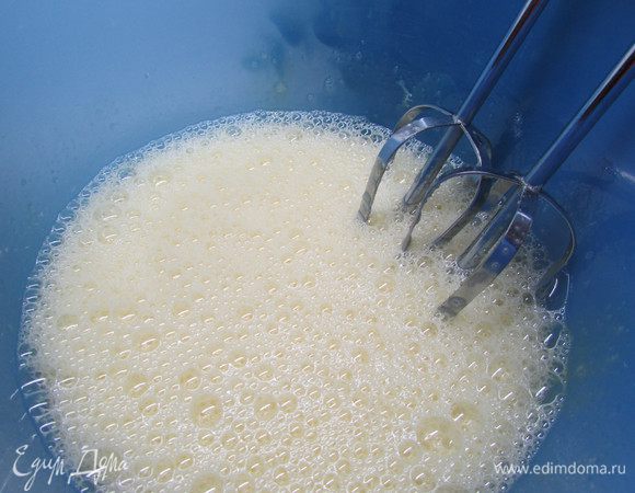 Отдельно смешать яйца с сахаром и взбить миксером до появления пены. 